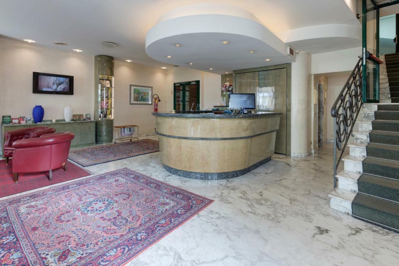 Palace Hotel チヴィタノーヴァ・マルケ エクステリア 写真