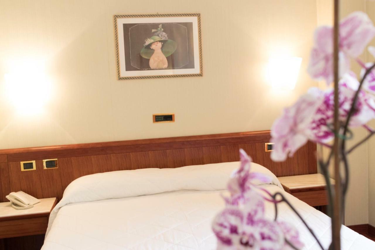 Palace Hotel チヴィタノーヴァ・マルケ エクステリア 写真